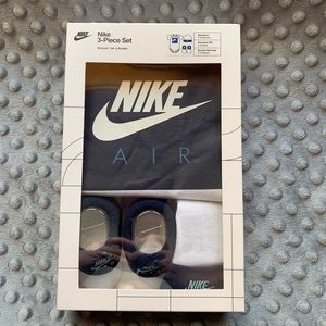 New Nike 0-6 Months 3 Piece Baby Set